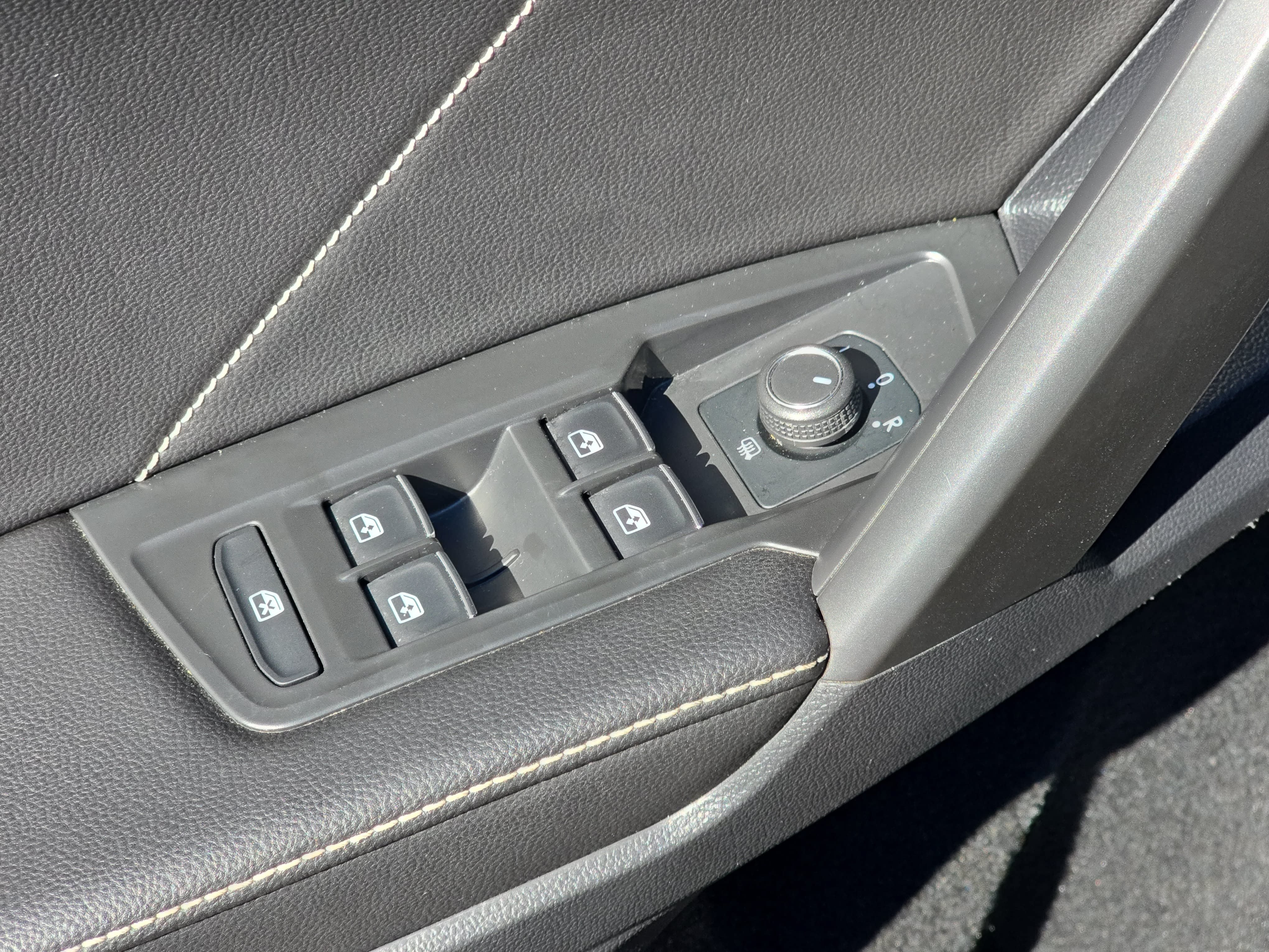 Certified 2022 Volkswagen Tiguan SE R-Line FWD image 30