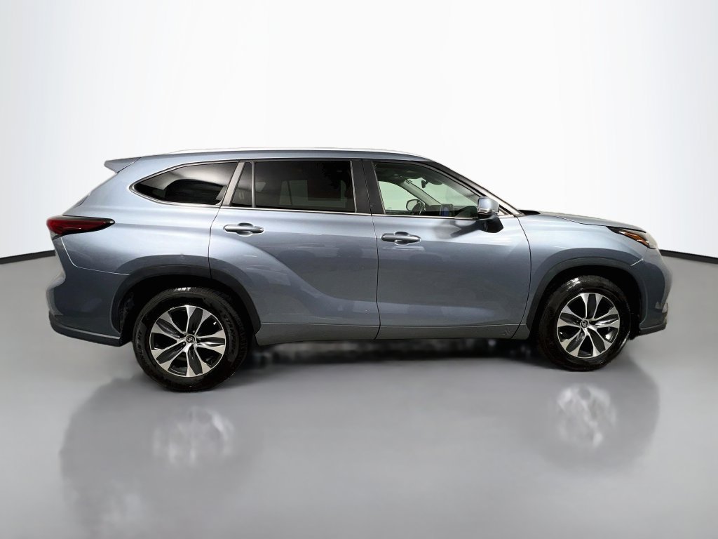 Used 2023 Toyota Highlander XLE FWD image 2