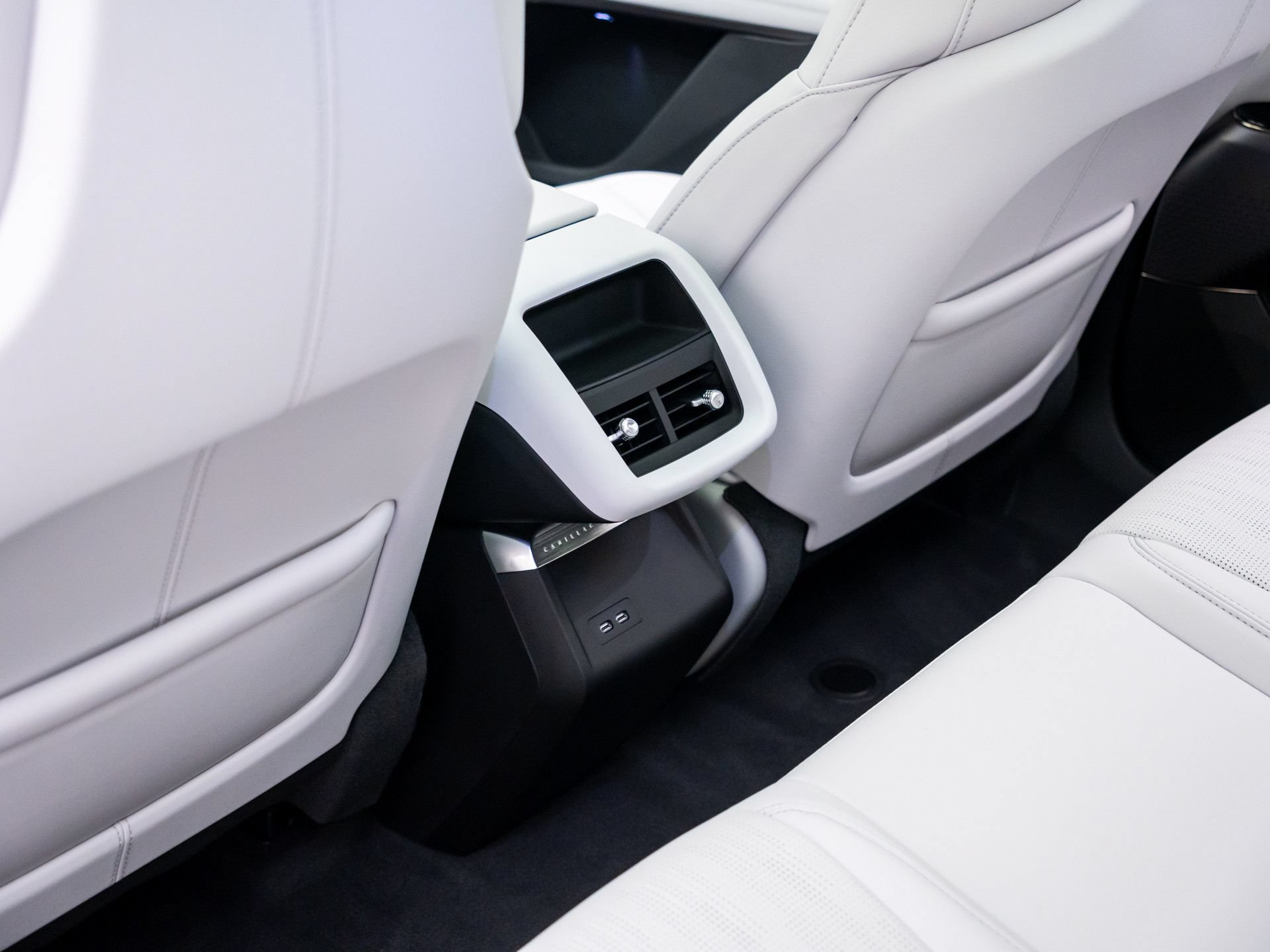 New 2026 Cadillac Lyriq Luxury w/ LPO, Floor Liner Package AWD/4WD image 19