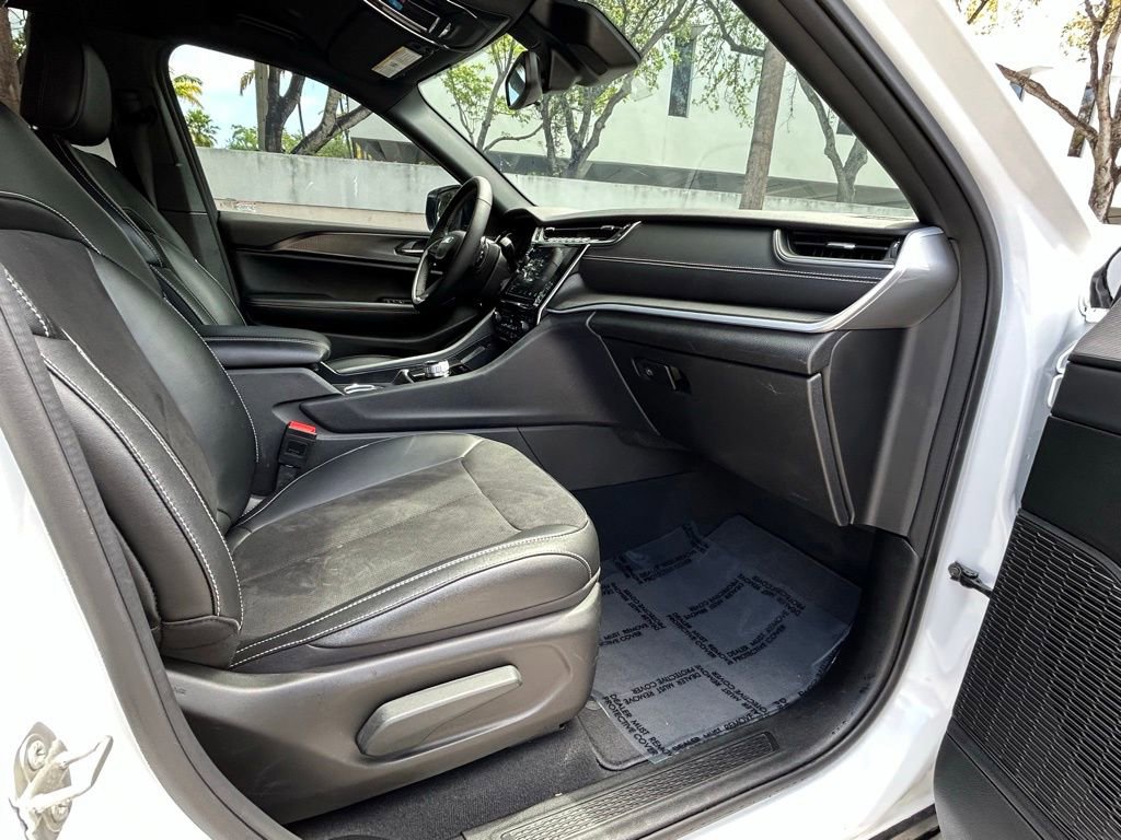 Used 2024 Jeep Grand Cherokee Altitude image 32