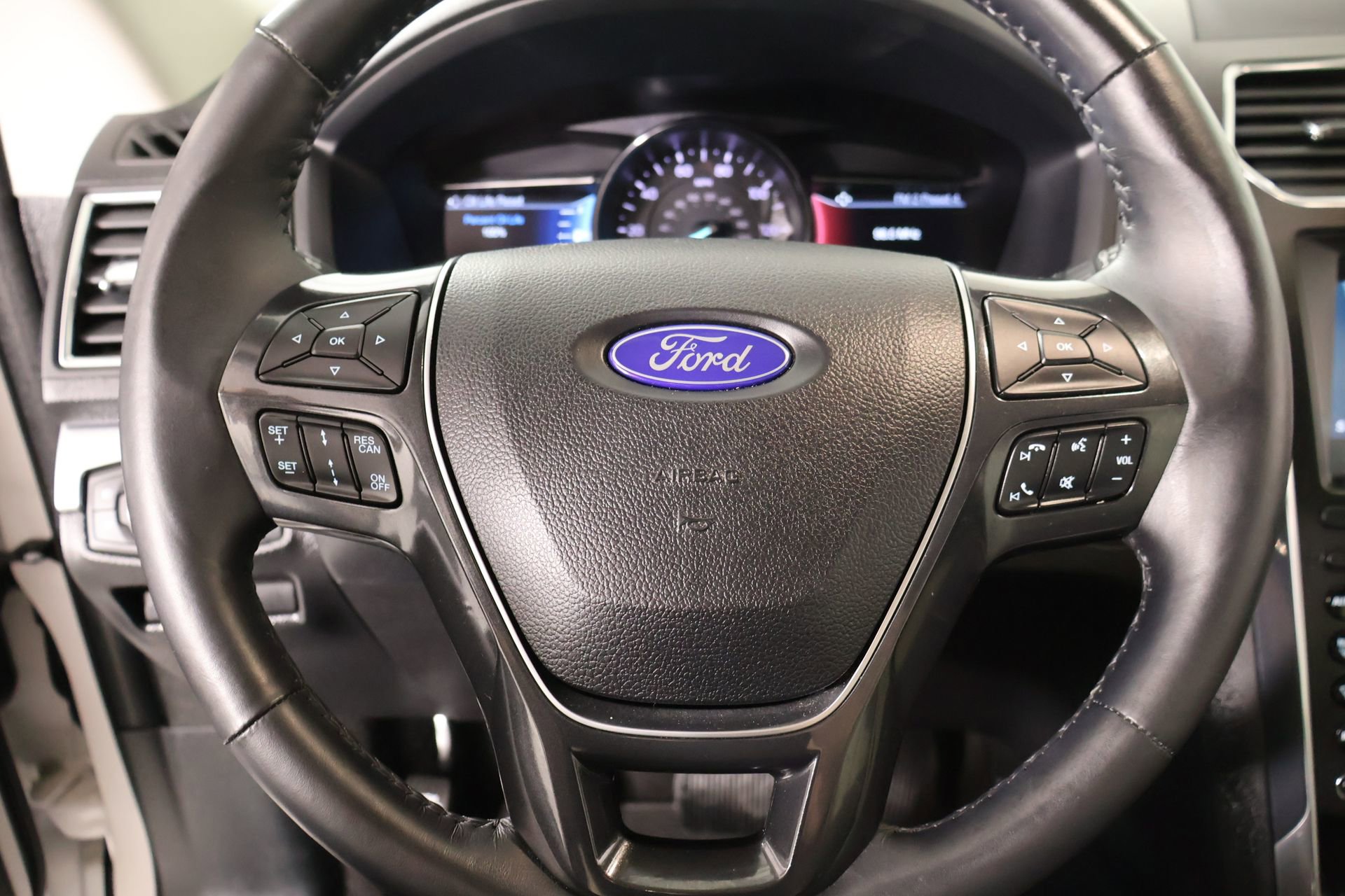 Used 2019 Ford Explorer Limited w/ Limited Luxury Package FWD image 3