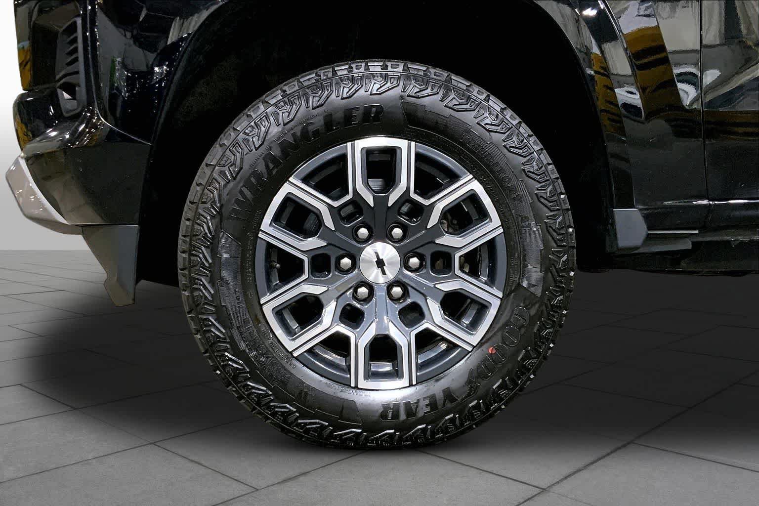 Used 2023 Chevrolet Colorado Z71 w/ Z71 Convenience Package 2 AWD/4WD image 11