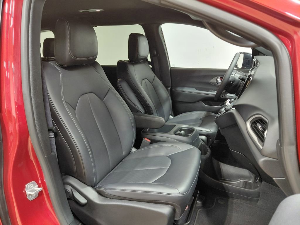 Used 2025 Chrysler Pacifica Select image 32