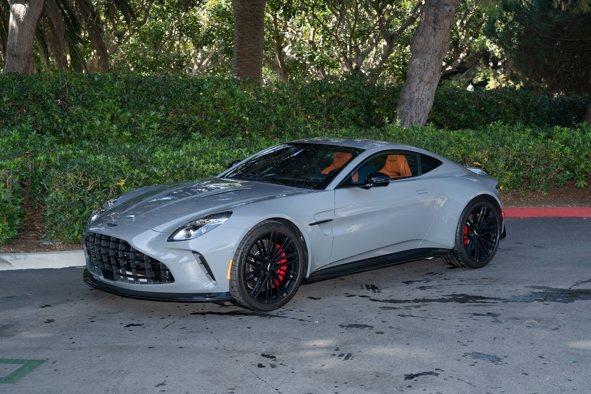 Used 2025 Aston Martin V8 Vantage Coupe image 2