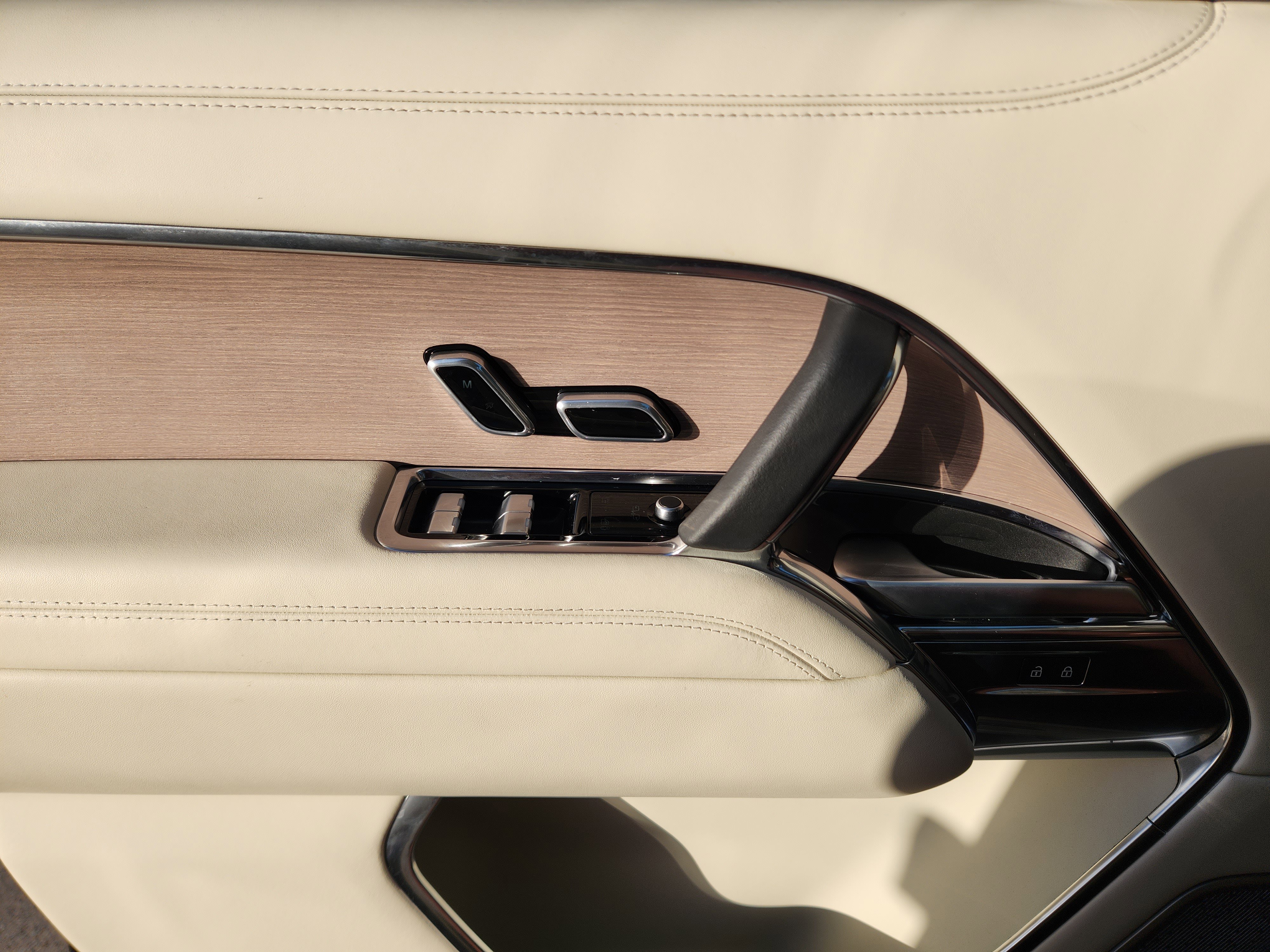 Certified 2024 Land Rover Range Rover Long Wheelbase Autobiography image 23