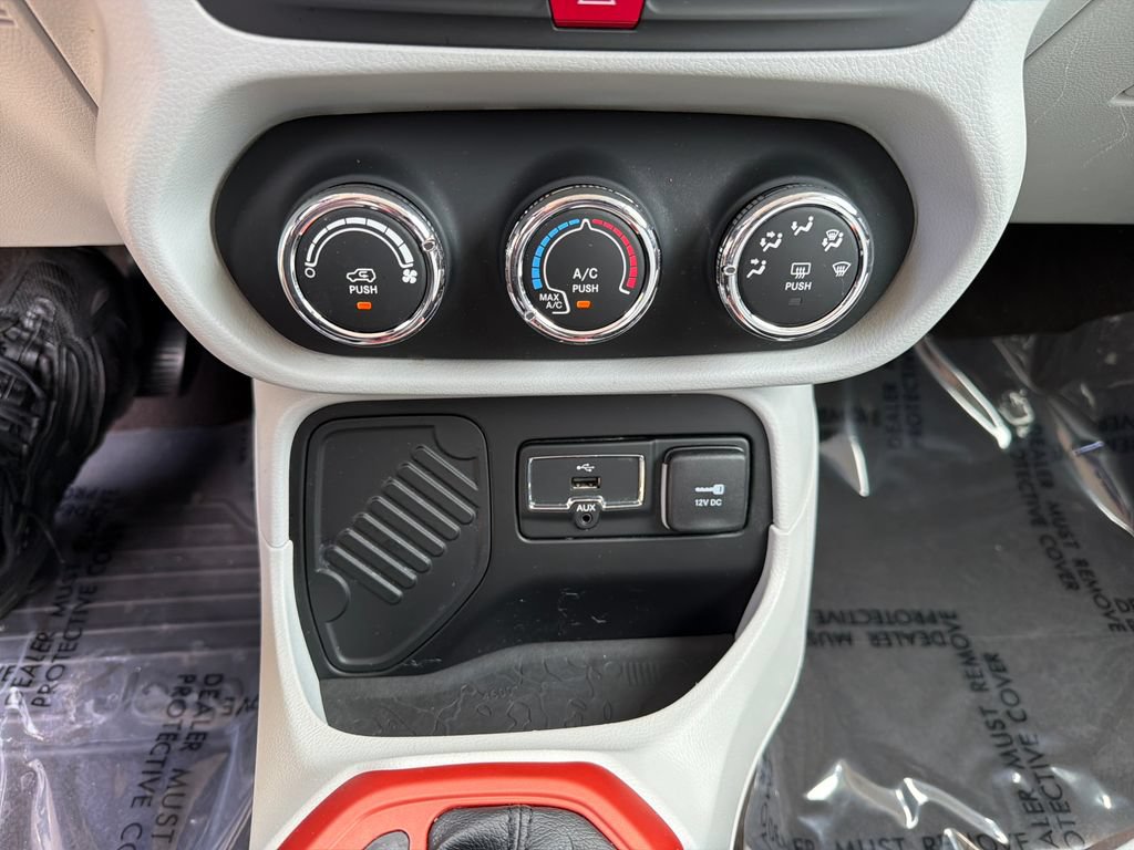 Used 2017 Jeep Renegade Latitude FWD image 27