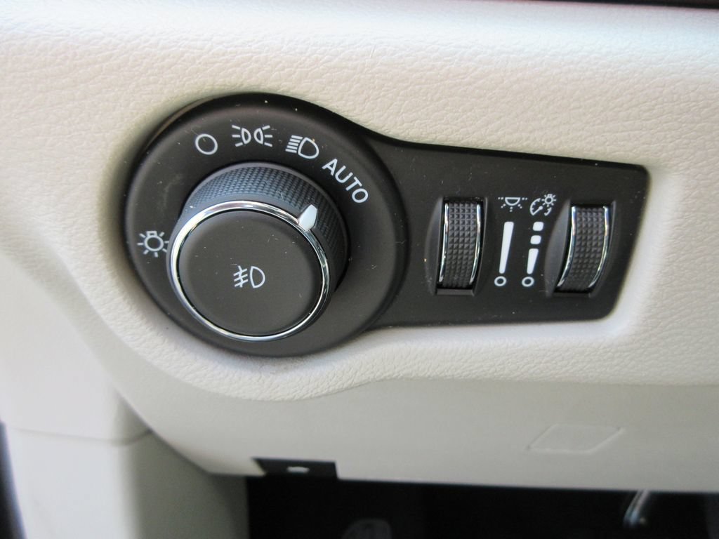 Used 2020 Chrysler Pacifica Limited FWD image 24