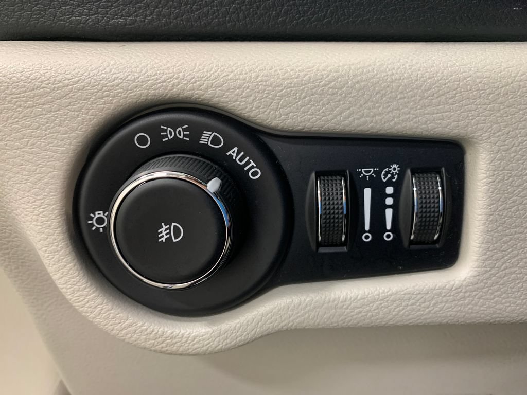 Used 2020 Chrysler Pacifica Limited w/ Advanced Safetytec Group FWD image 29