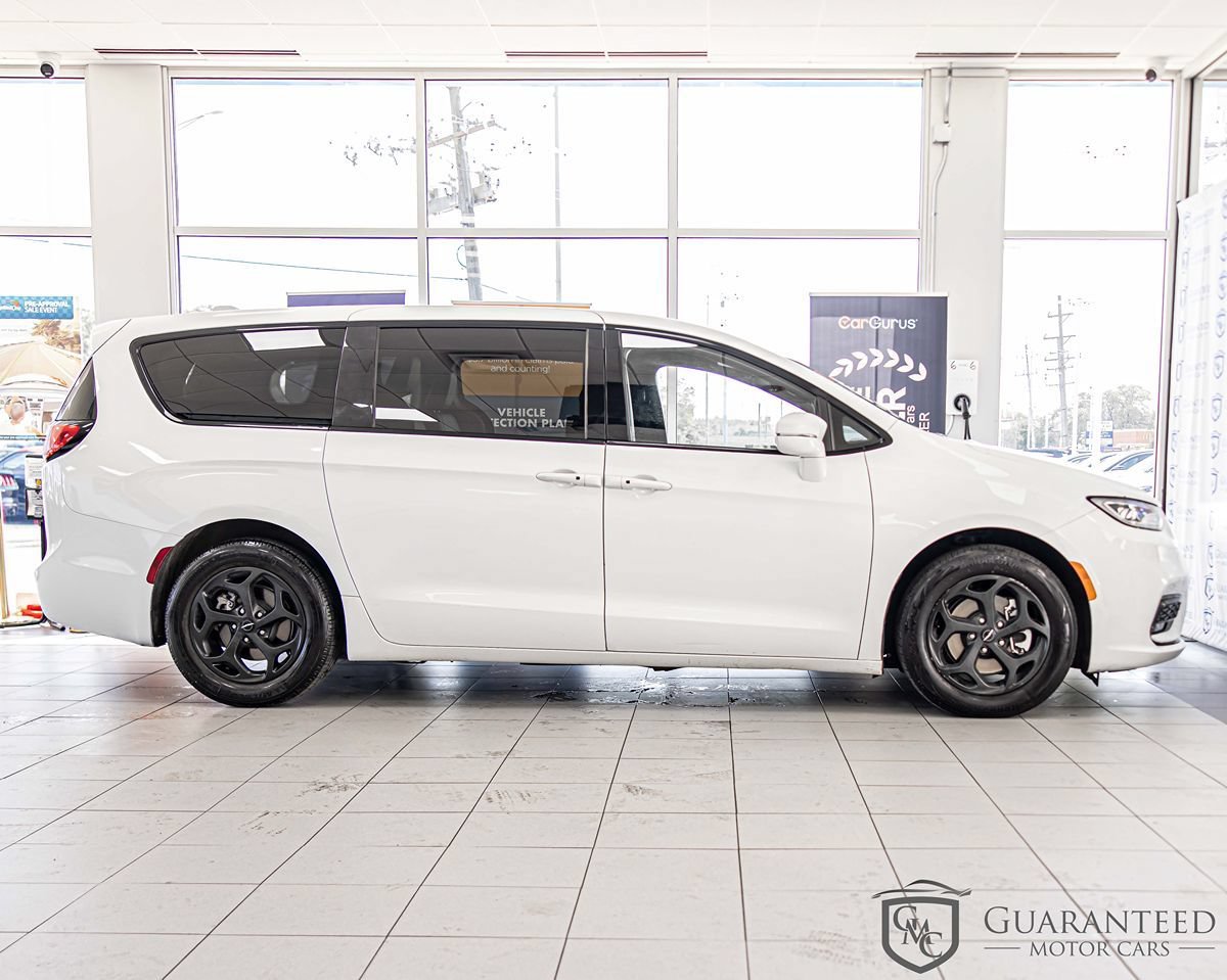 Used 2022 Chrysler Pacifica Touring-L w/ S Appearance Package FWD image 9
