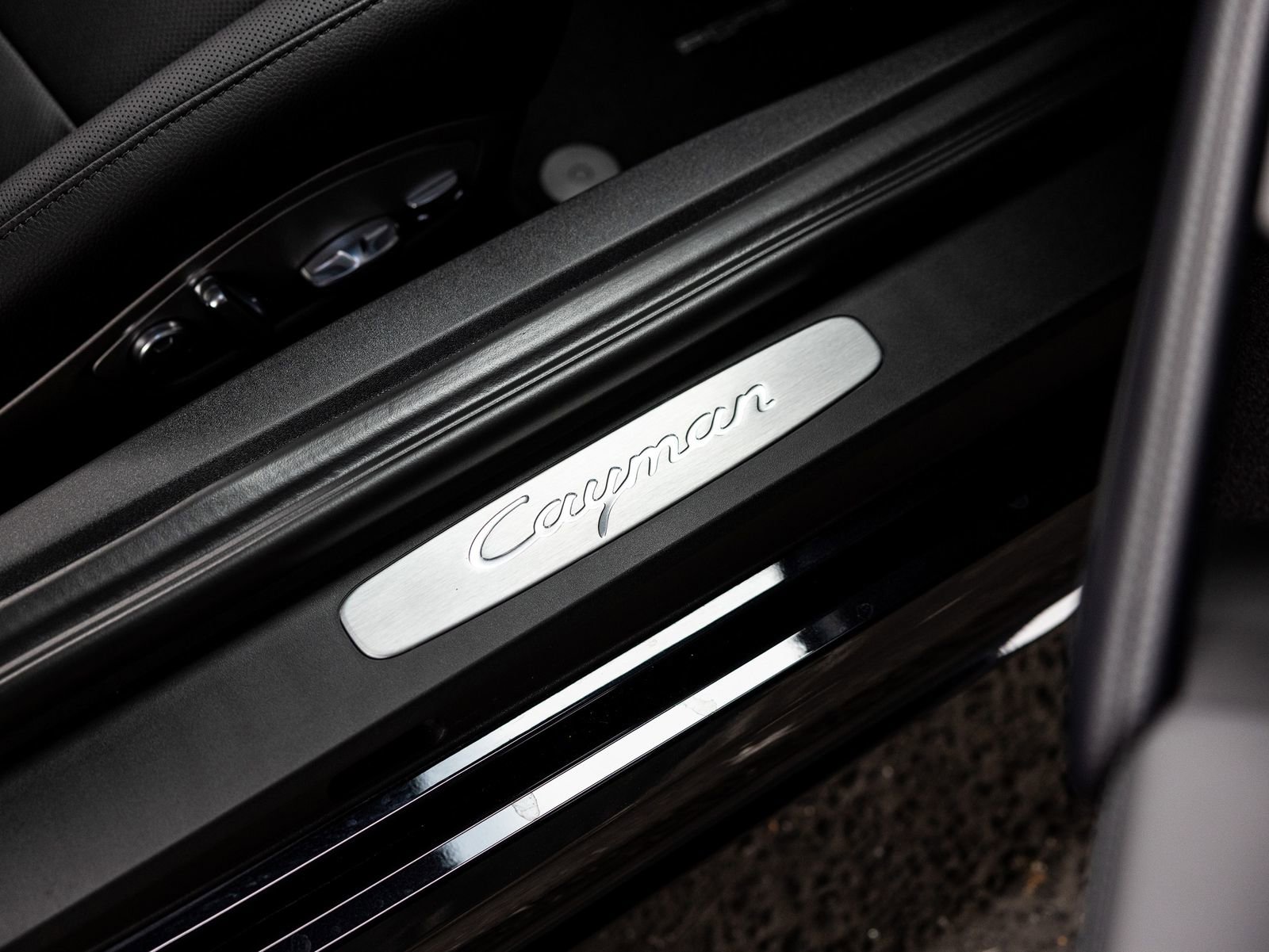 Certified 2025 Porsche 718 Cayman RWD image 31