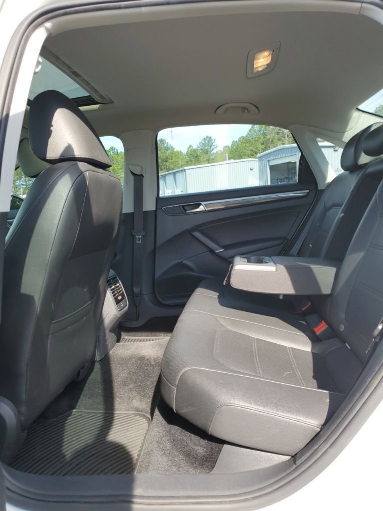 Used 2018 Volkswagen Passat 2.0T SE FWD image 33