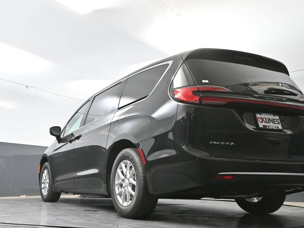 New 2027 Chrysler Pacifica Select w/ Family Tech Group FWD image 45