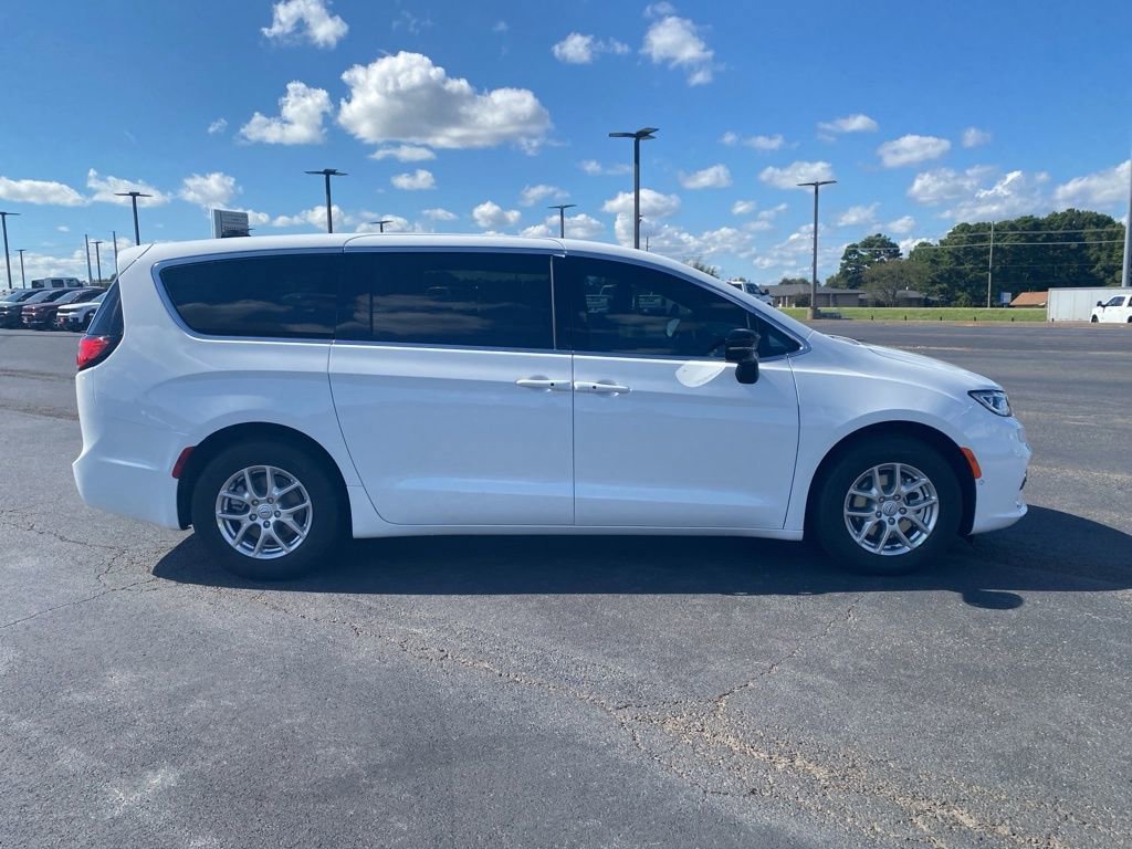New 2026 Chrysler Pacifica Select FWD image 8