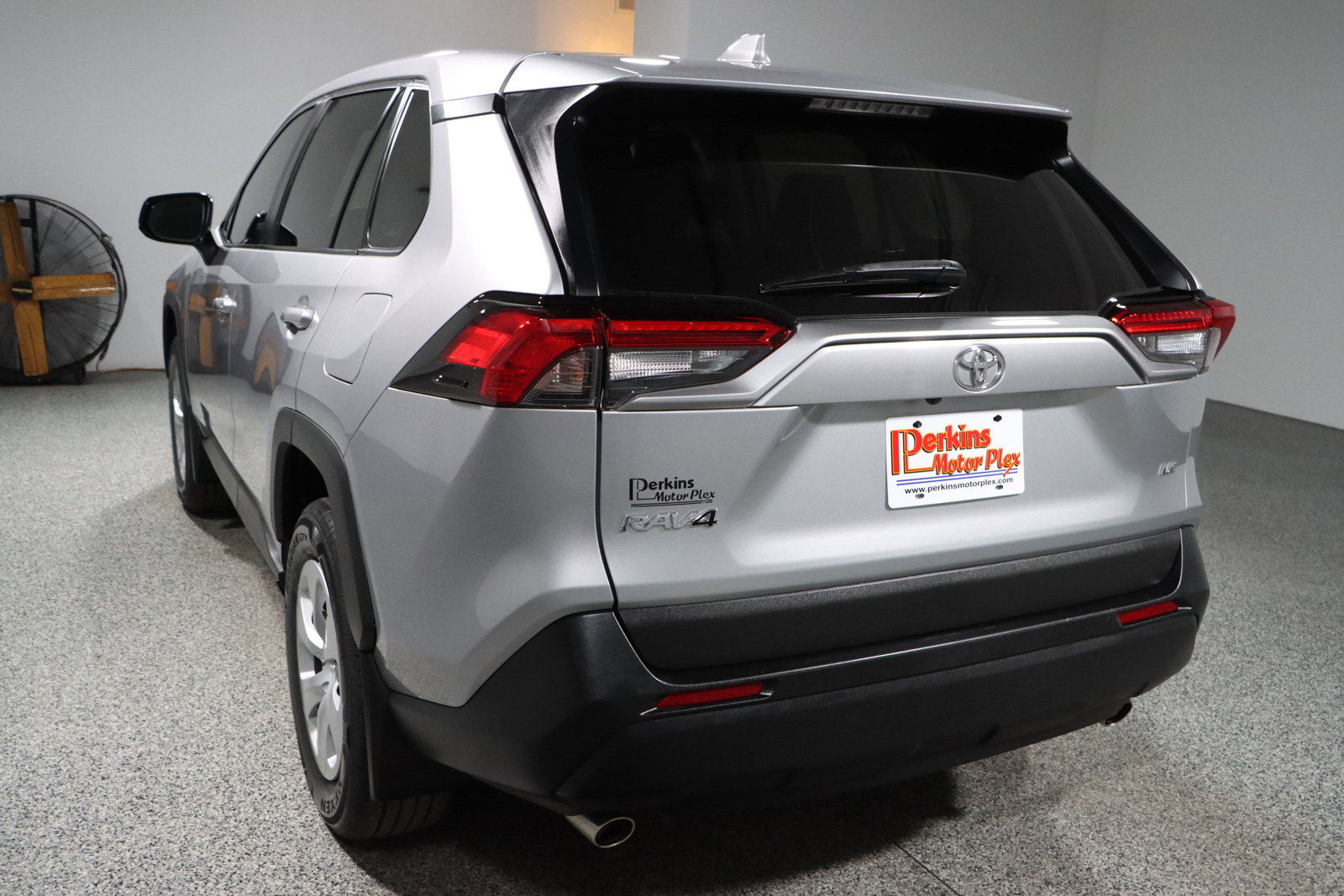 Used 2022 Toyota RAV4 LE image 9