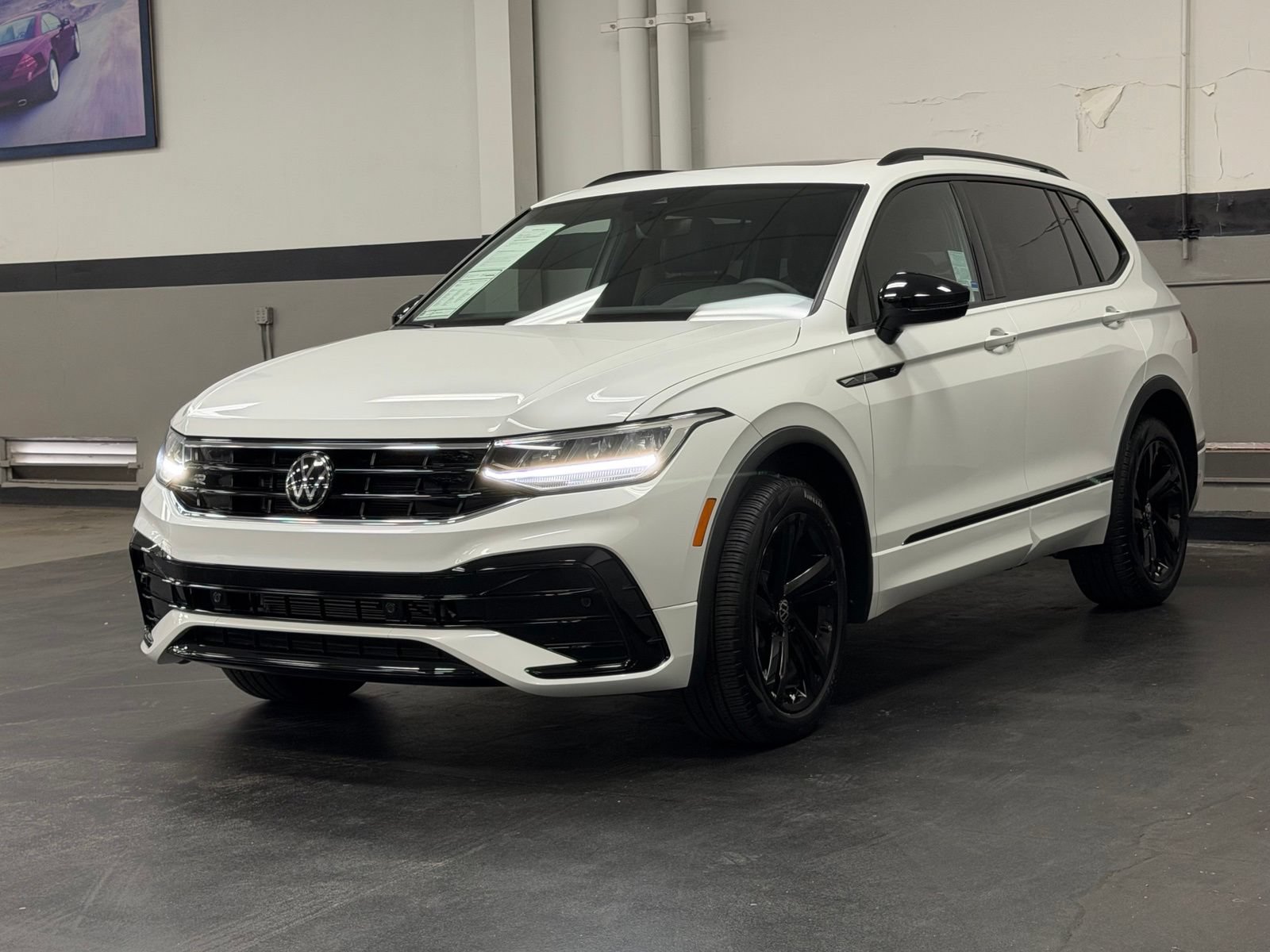 Used 2024 Volkswagen Tiguan SE R-Line FWD image 6