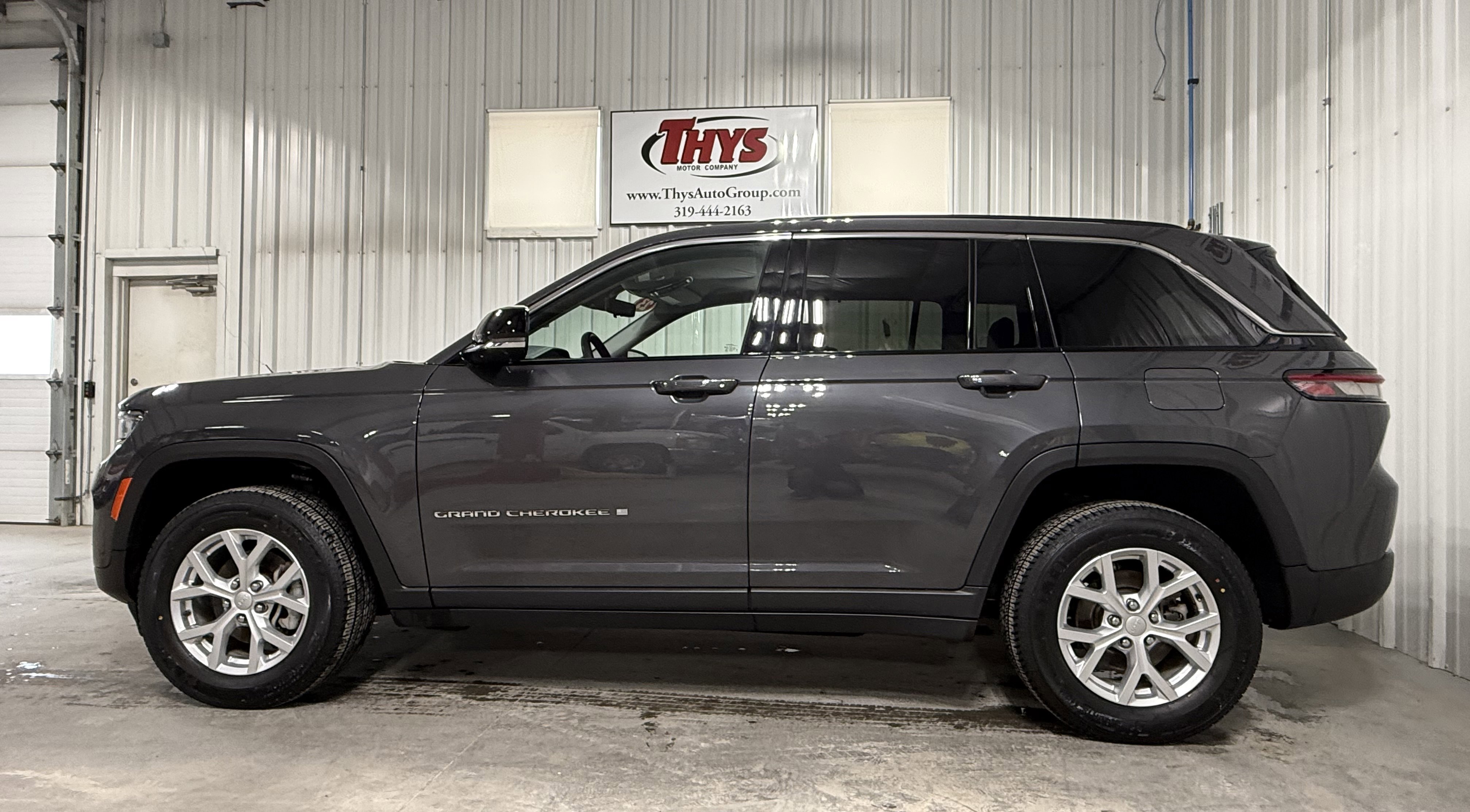 Used 2023 Jeep Grand Cherokee Limited w/ Luxury Tech Group II image 18
