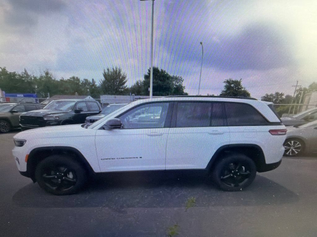 Used 2024 Jeep Grand Cherokee Limited w/ Black Appearance Package AWD/4WD image 6