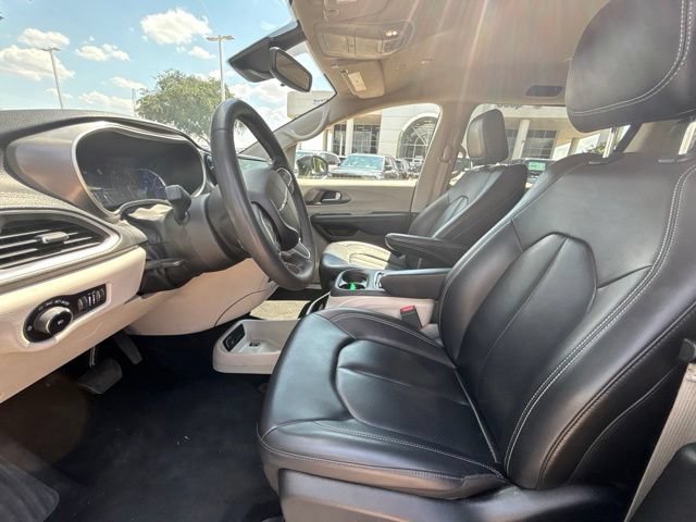 Used 2023 Chrysler Pacifica Touring-L FWD image 9