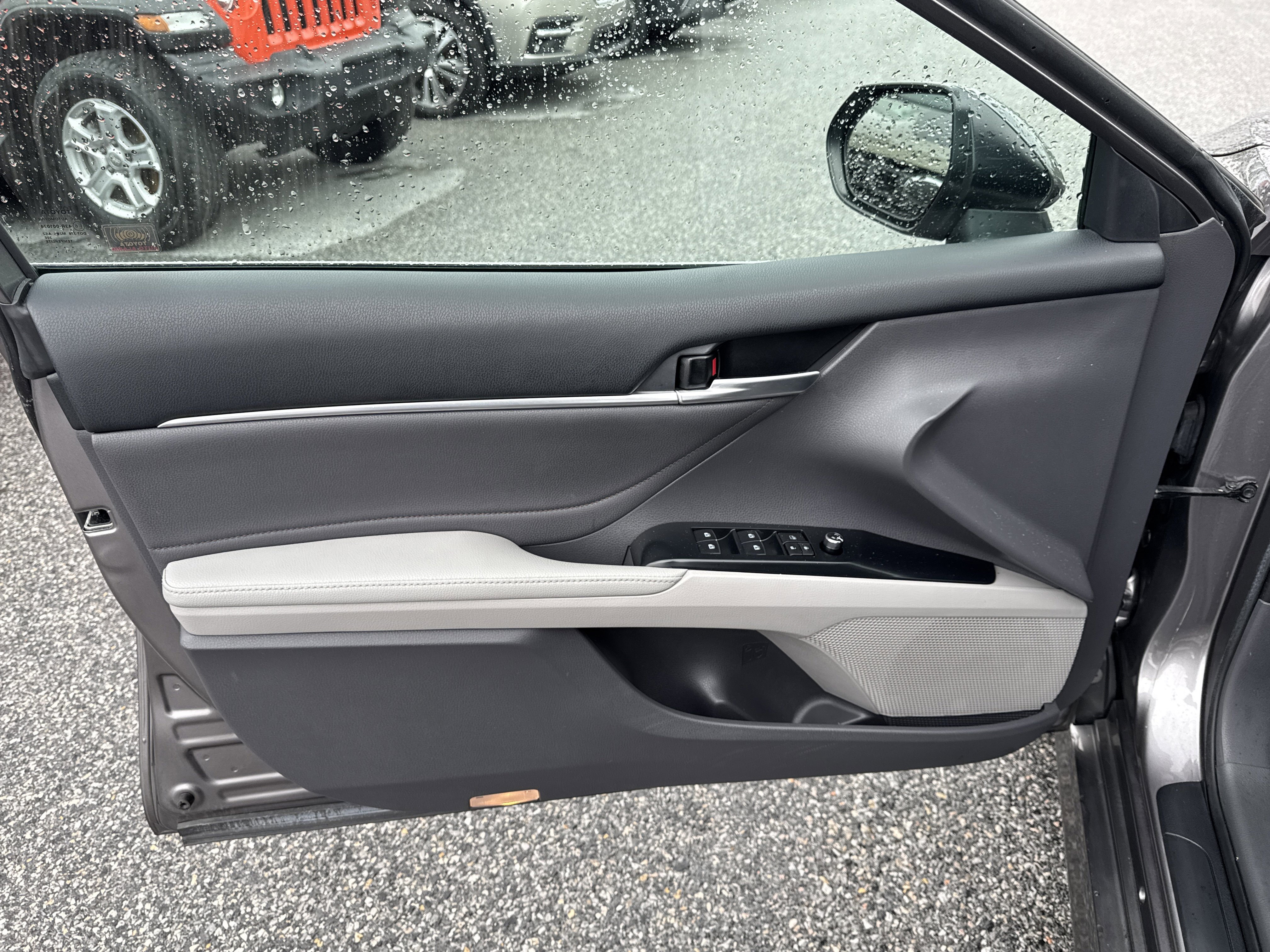 Used 2018 Toyota Camry XLE FWD image 12