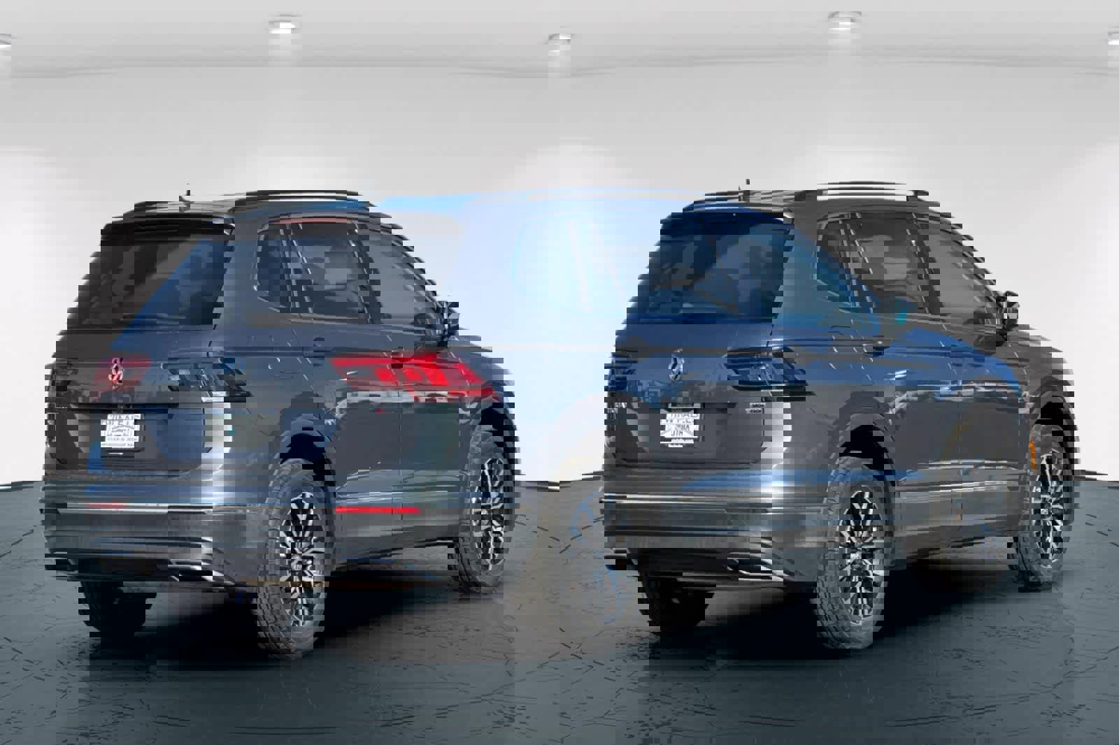 Used 2021 Volkswagen Tiguan SE image 2