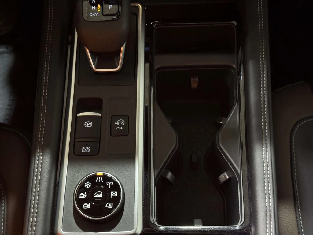 Used 2025 Nissan Pathfinder Platinum AWD/4WD image 17