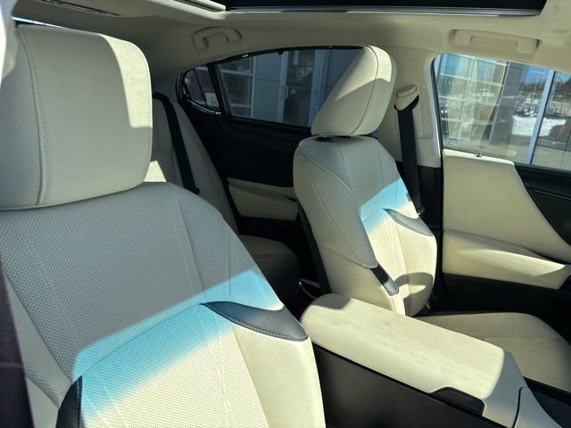 Used 2022 Lexus ES 350 Ultra Luxury w/ Accessory Package 2 image 36