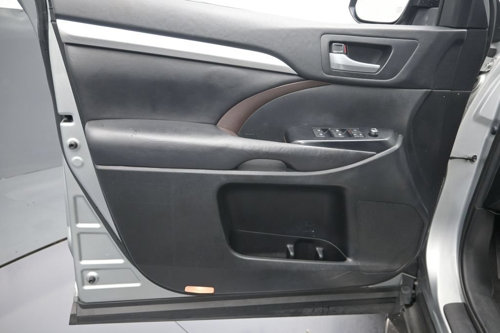 Used 2019 Toyota Highlander XLE FWD image 12