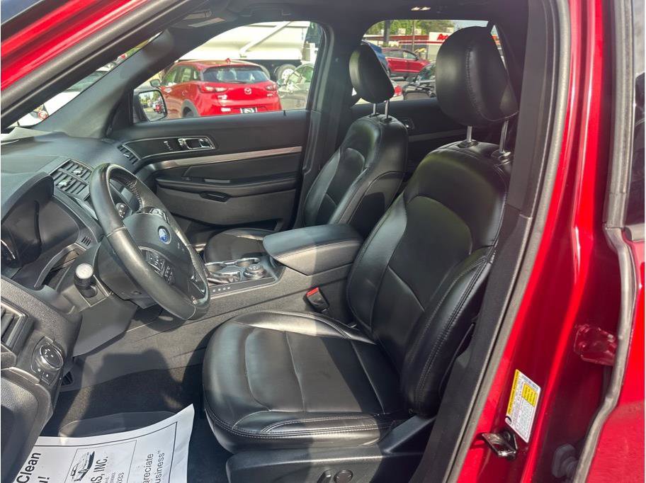 Used 2019 Ford Explorer XLT w/ Equipment Group 202A AWD/4WD image 14