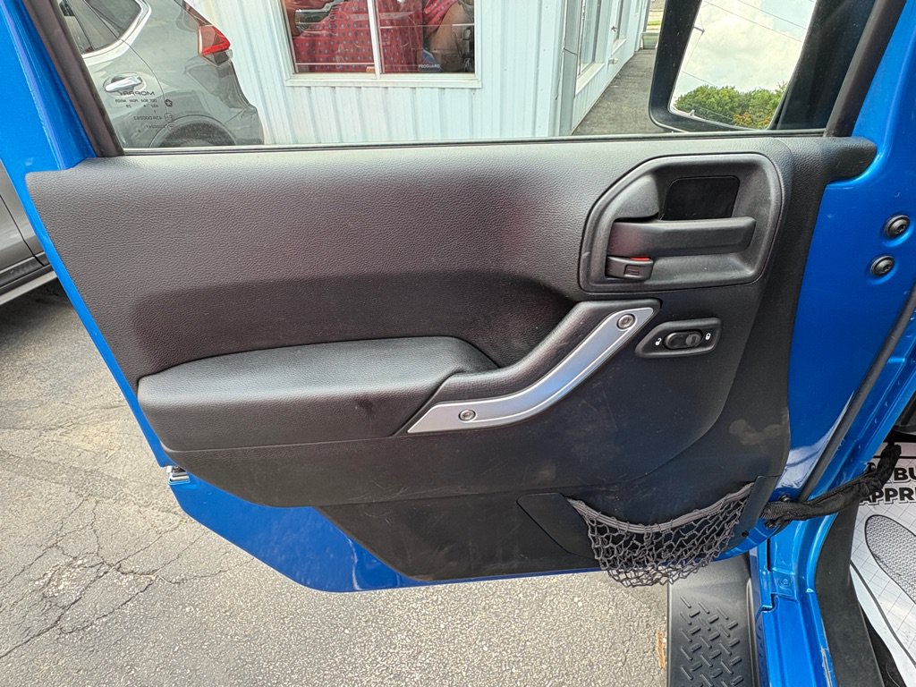 Used 2015 Jeep Wrangler Sahara w/ Connectivity Group AWD/4WD image 8
