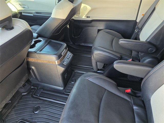 Used 2025 Toyota Sienna Platinum image 20