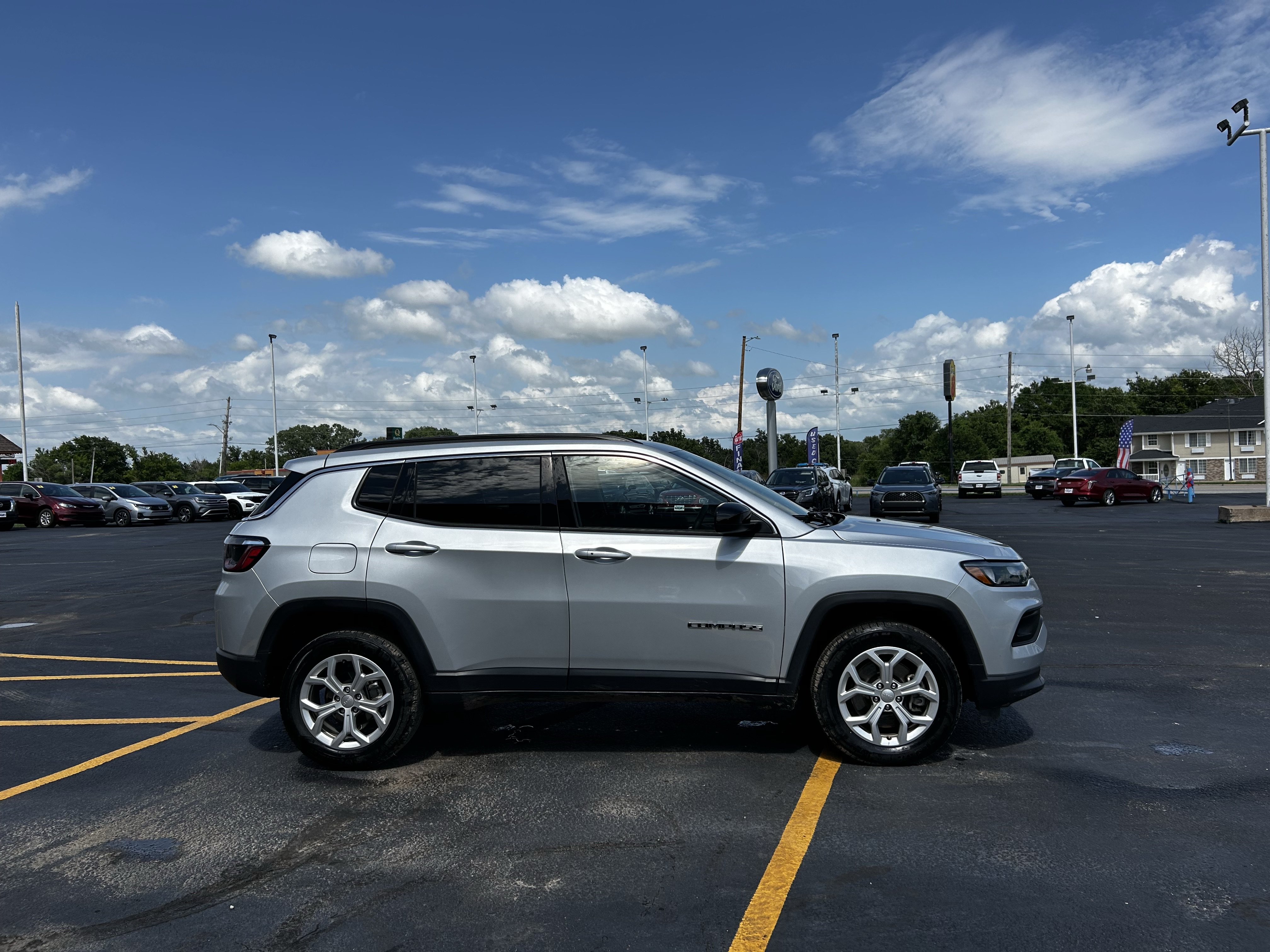 Used 2024 Jeep Compass Latitude AWD/4WD image 4