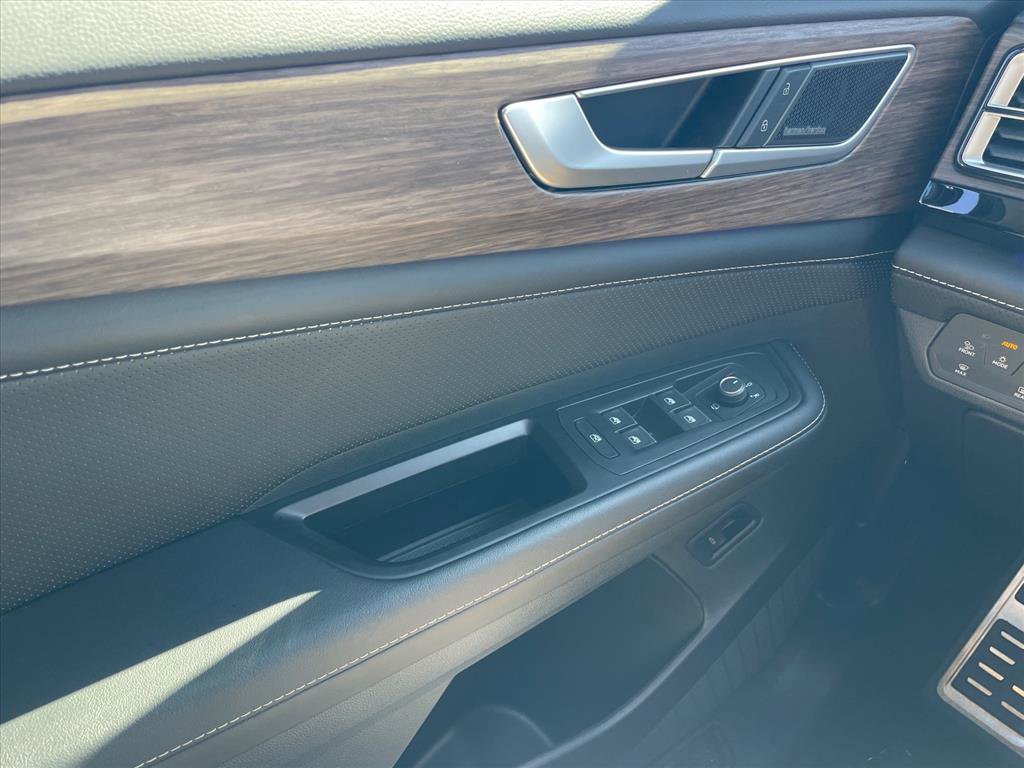 Used 2024 Volkswagen Atlas SEL Premium R-Line image 19