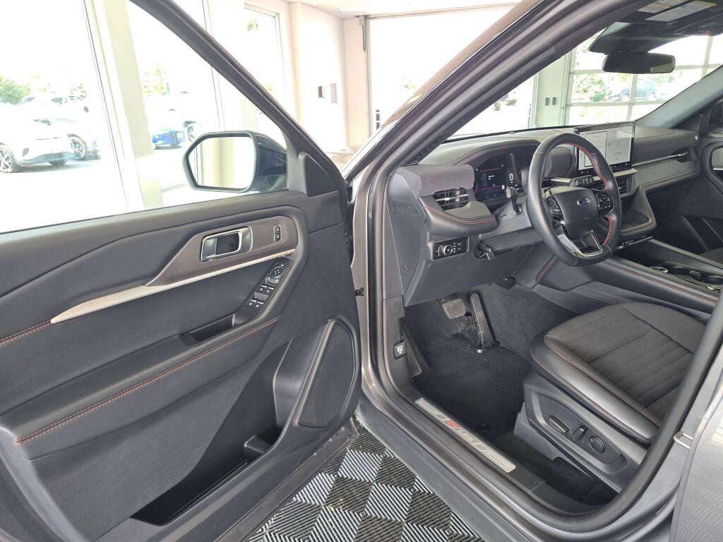 Used 2025 Ford Explorer ST-Line AWD/4WD image 29