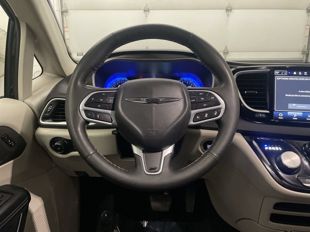 Used 2023 Chrysler Pacifica Touring-L FWD image 5
