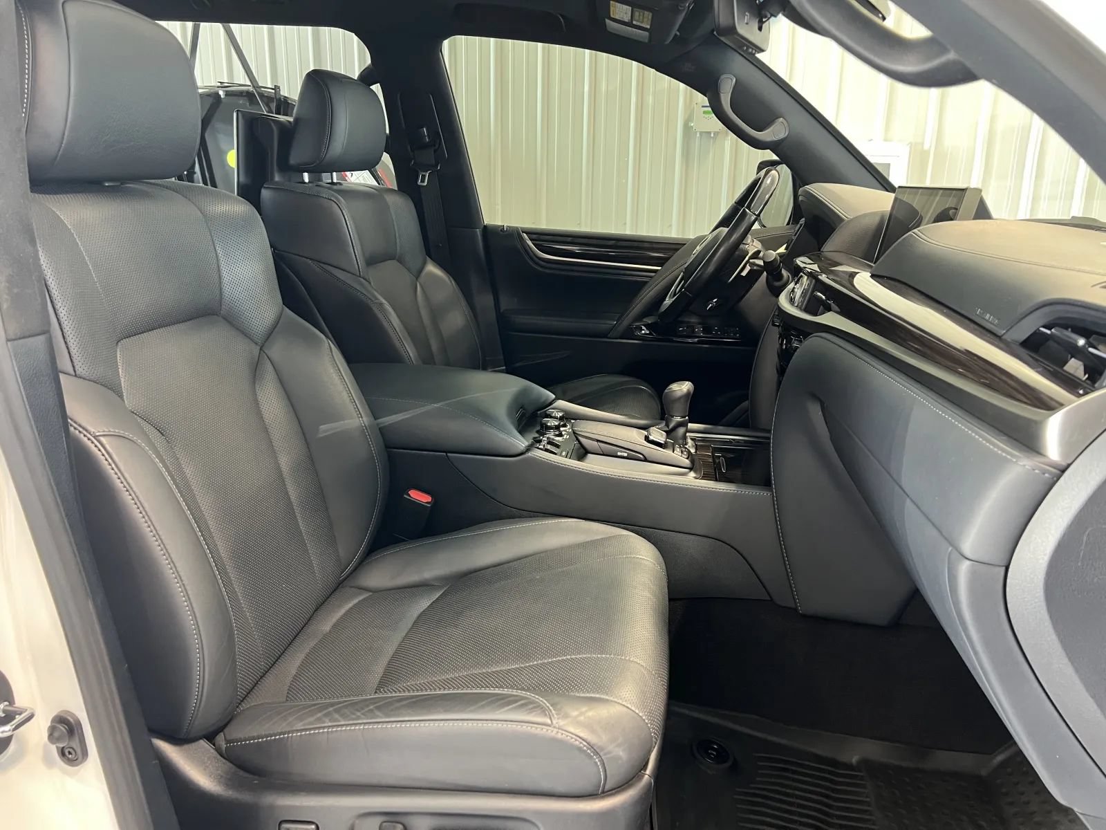 Used 2021 Lexus LX 570 4WD w/ Sport Package image 40