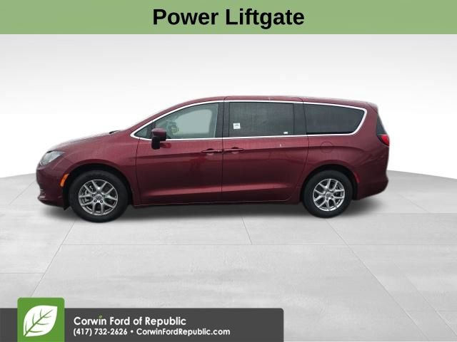 Used 2023 Chrysler Voyager LX image 11