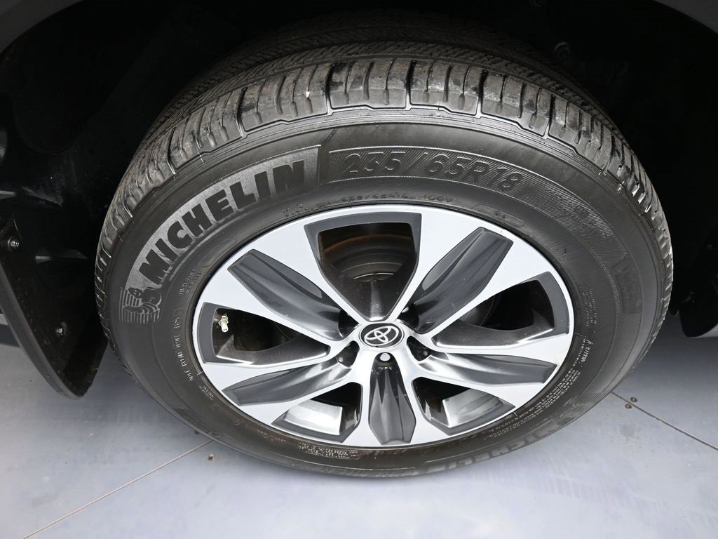 Certified 2023 Toyota Highlander XLE image 12