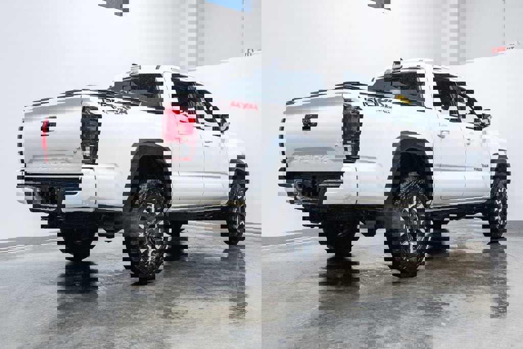 Used 2018 Toyota Tacoma TRD Off-Road w/ Technology Package image 9