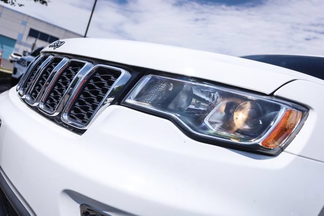 Used 2020 Jeep Grand Cherokee Laredo AWD/4WD image 14