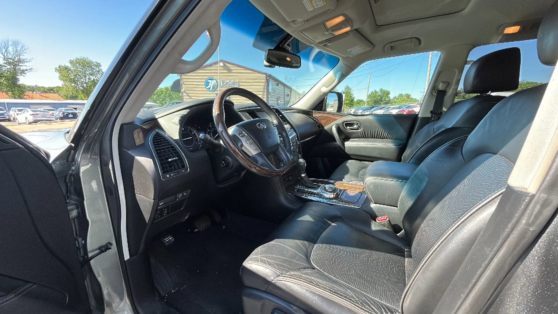 Used 2015 INFINITI QX80 4WD w/ Theater Package image 2