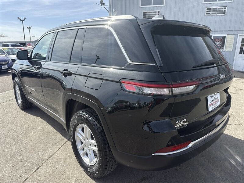 Used 2022 Jeep Grand Cherokee Laredo w/ Luxury Tech Group I AWD/4WD image 4