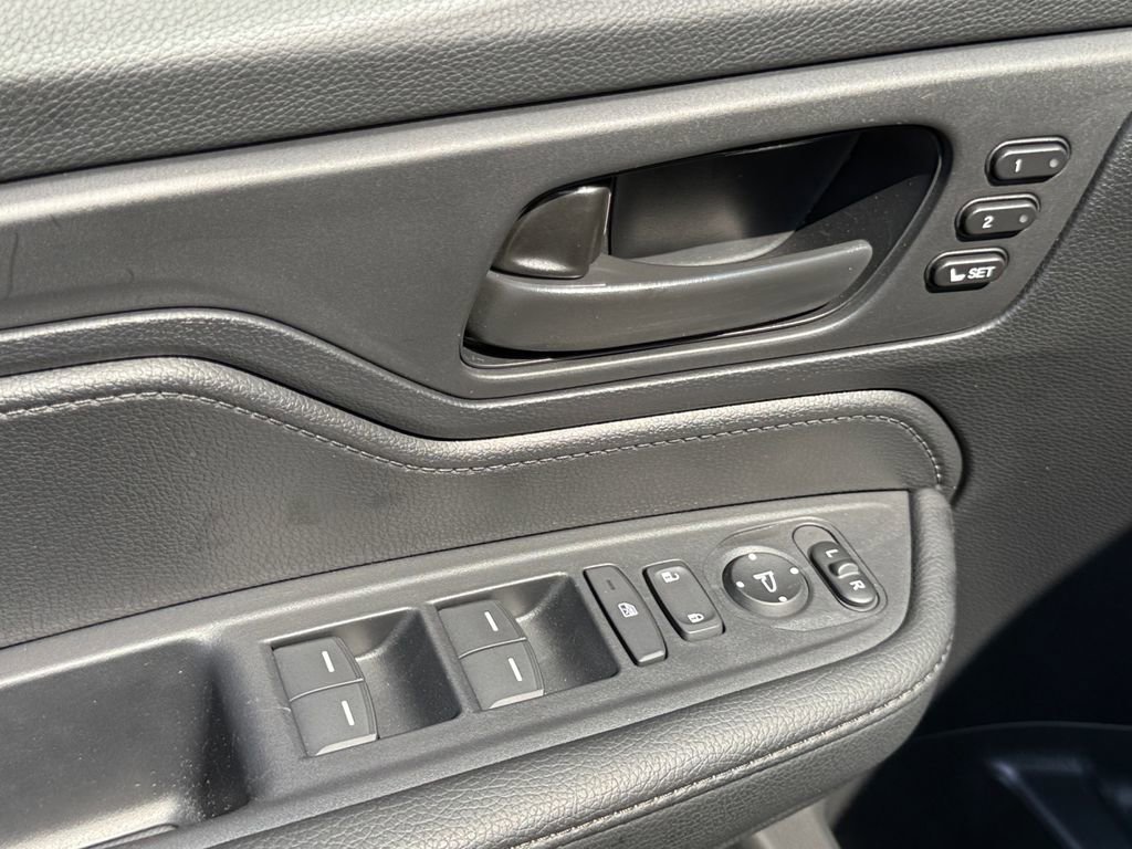 Used 2025 Honda Odyssey Sport-L image 11