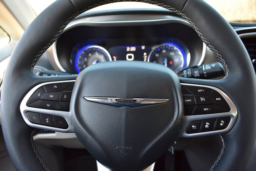 Used 2024 Chrysler Pacifica Touring-L w/ Uconnect Theater Family Group image 14