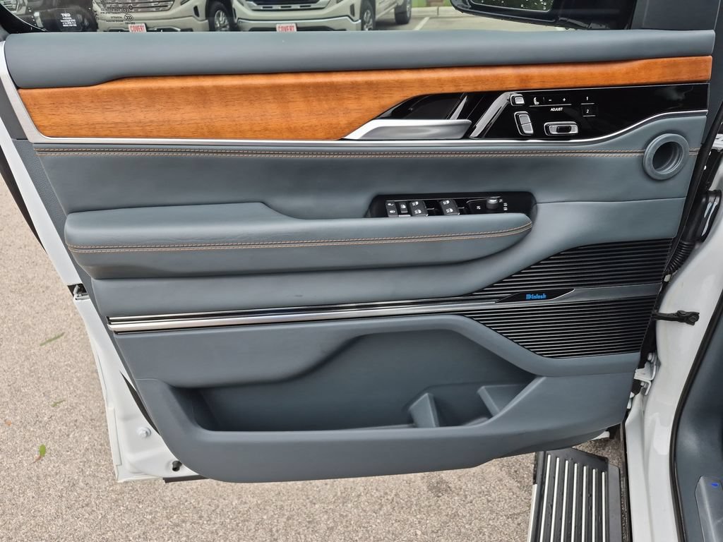 Used 2024 Jeep Grand Wagoneer Series III AWD/4WD image 20