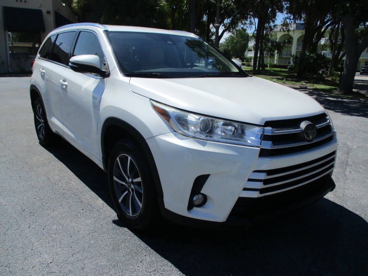 Used 2017 Toyota Highlander XLE FWD image 2