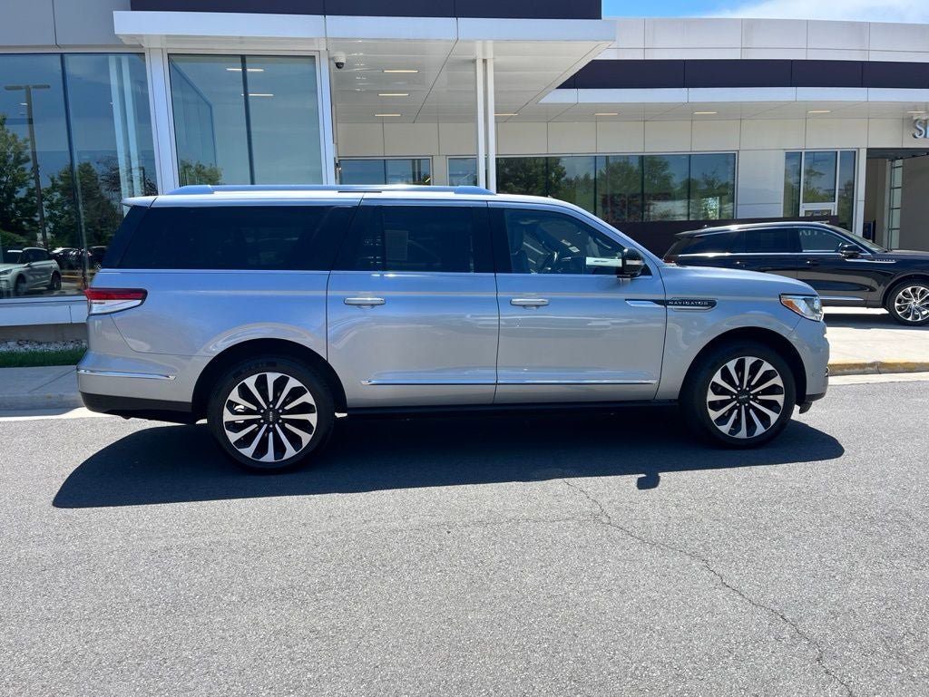 Used 2022 Lincoln Navigator L Reserve AWD/4WD image 9