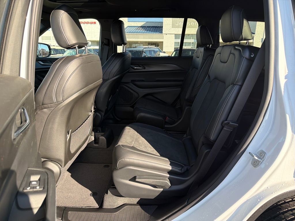 New 2025 Jeep Grand Cherokee L Altitude image 24