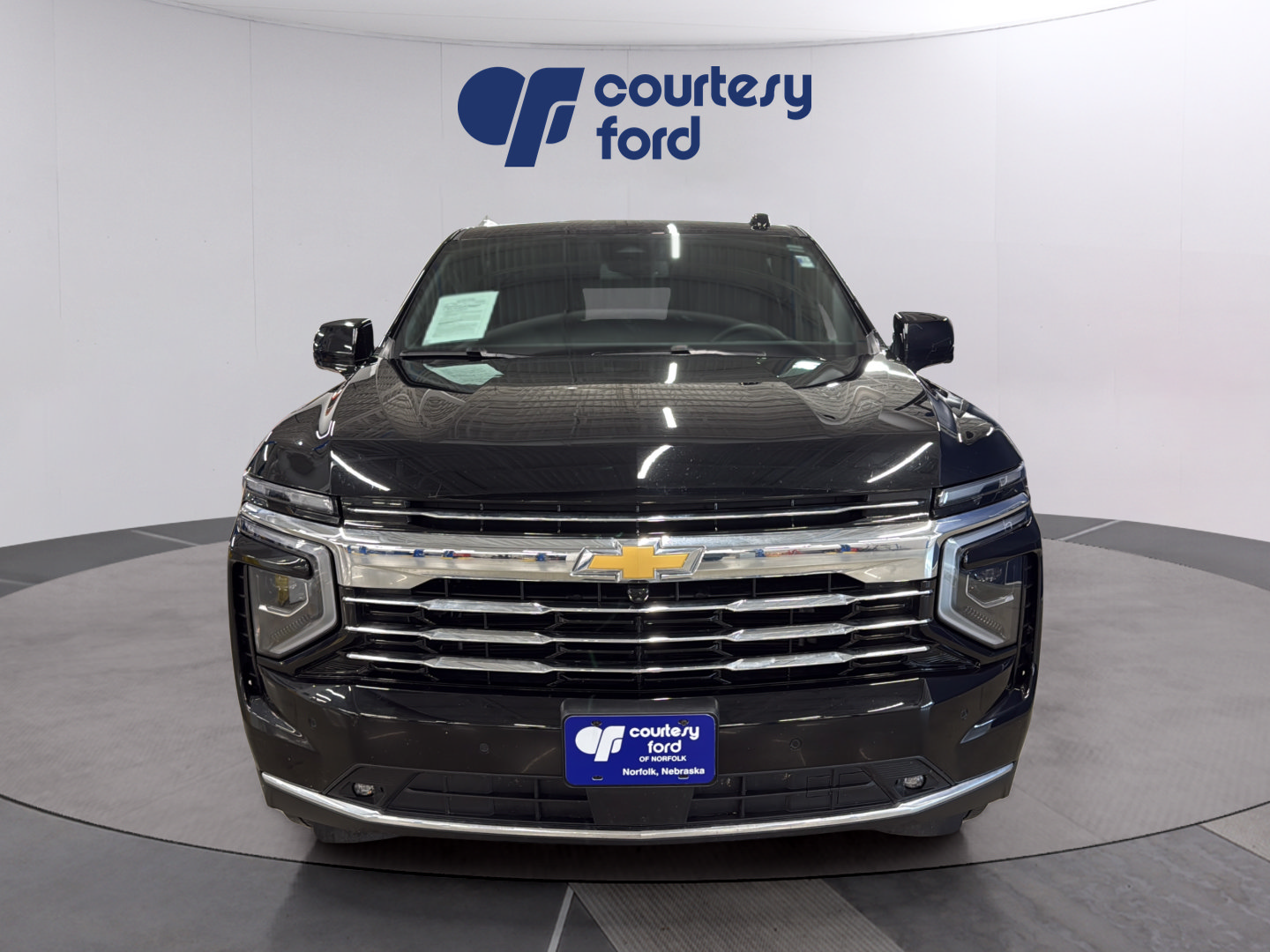 Used 2025 Chevrolet Suburban LT w/ Comfort Package AWD/4WD image 2