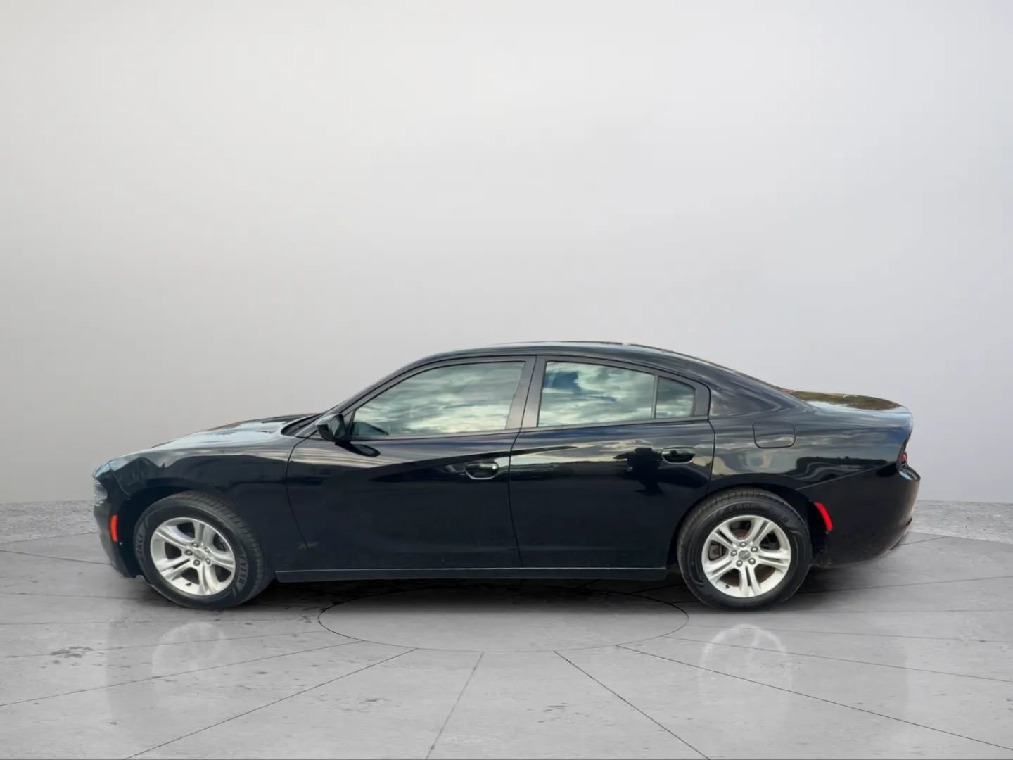 Used 2021 Dodge Charger SXT w/ Leather Interior Group image 2