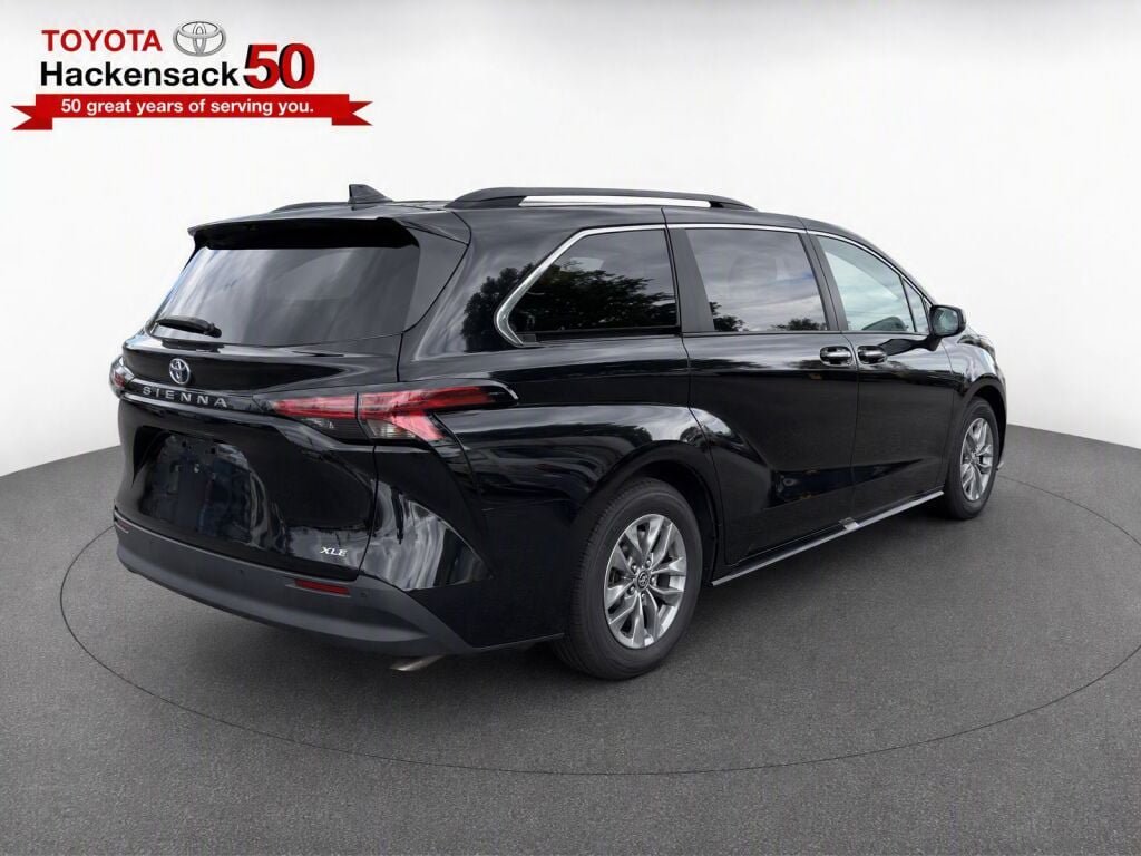 Used 2026 Toyota Sienna XLE FWD image 4